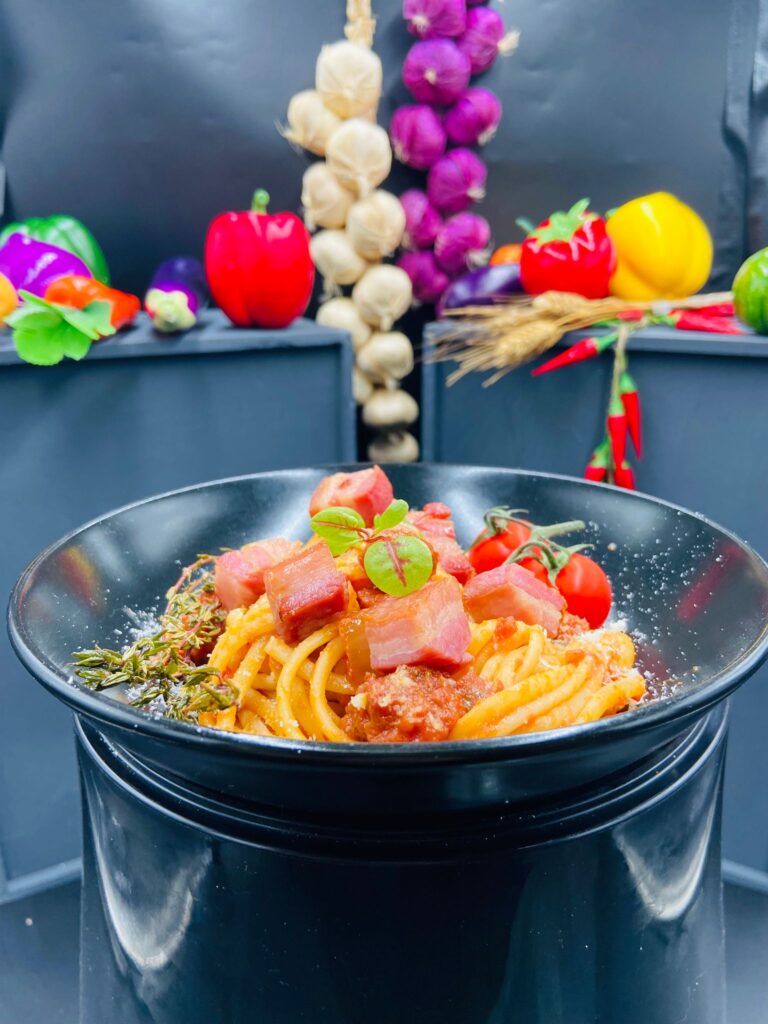 Plat de spaghetti frais avec des tomates, préparé lors de l'atelier de pâtes de l'école de formation.