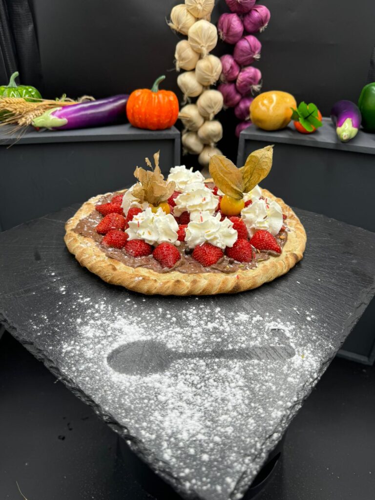 Pizza dessert avec fraises et chantilly