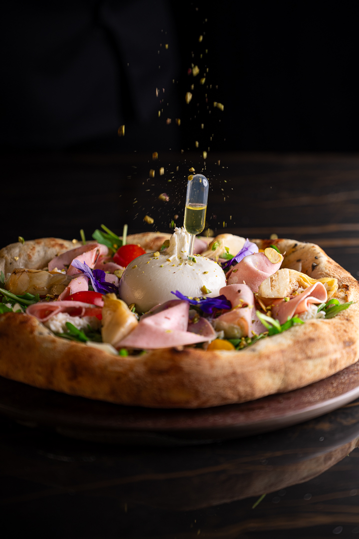 Pizza contemporaine avec mozzarella, artichaut, jambon, fleurs comestibles et tomates cerises – Formation pizzaiolo à école Rabah Zaoui